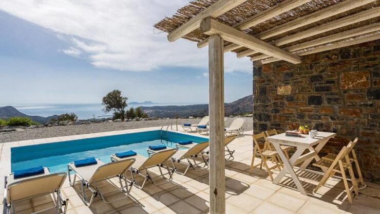 Uitzicht vanaf het palazzo-greco-villas zwembad op zee