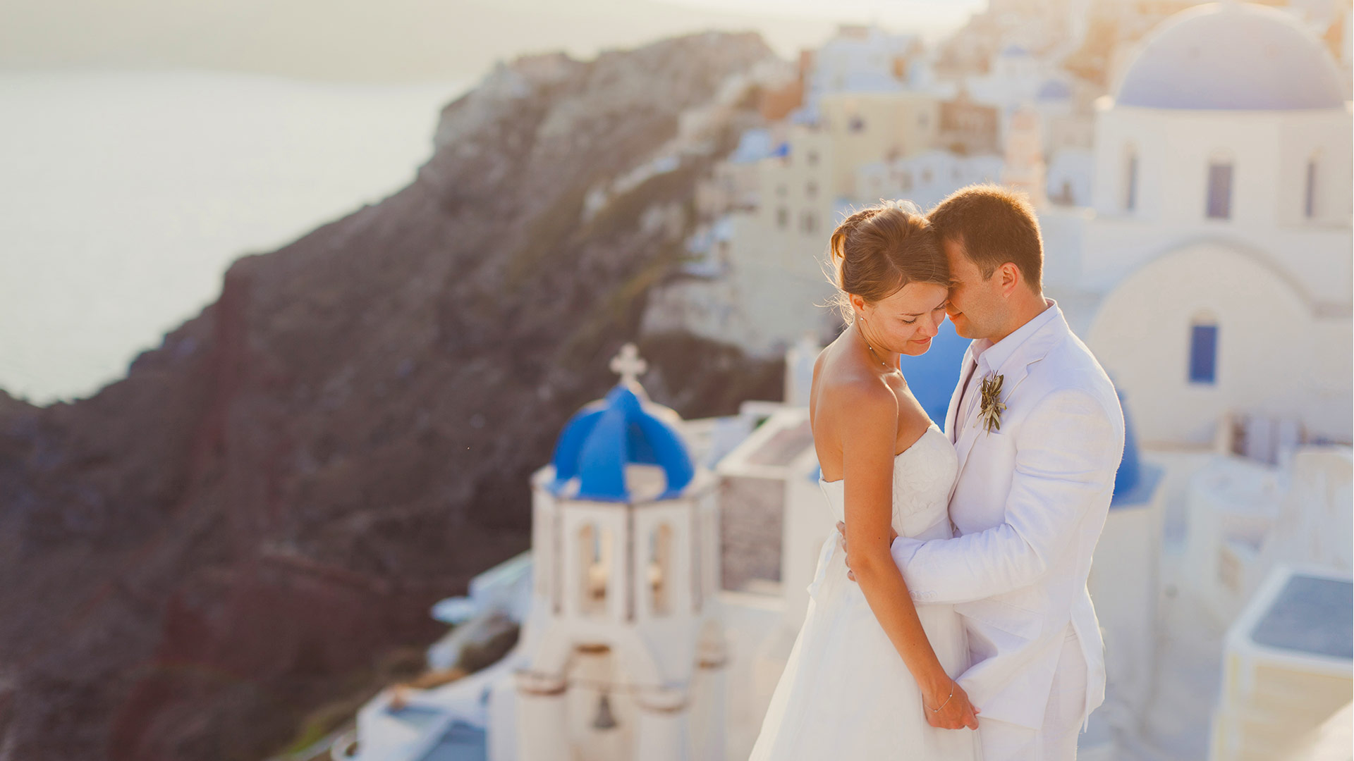 Een getrouwd koppel die de huwelijksreis doorbrengt op Santorini