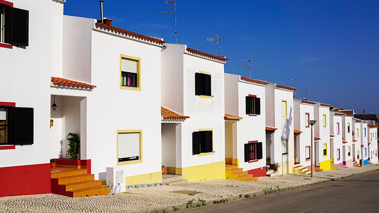 Wit met gekleurde huisjes in dorp Vila do Bispo