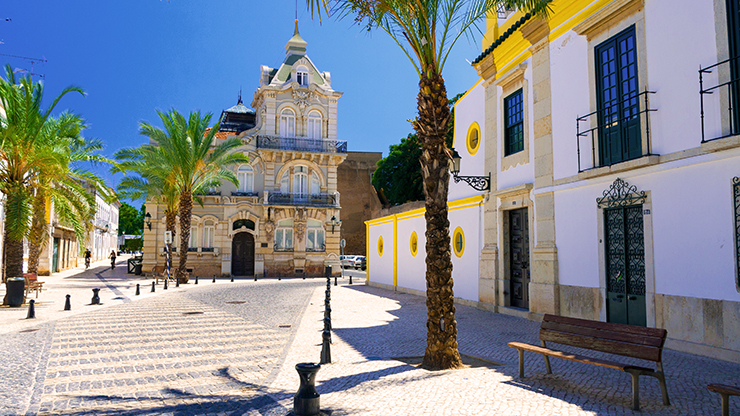 Het centrum van stad Faro, met een kerkje 