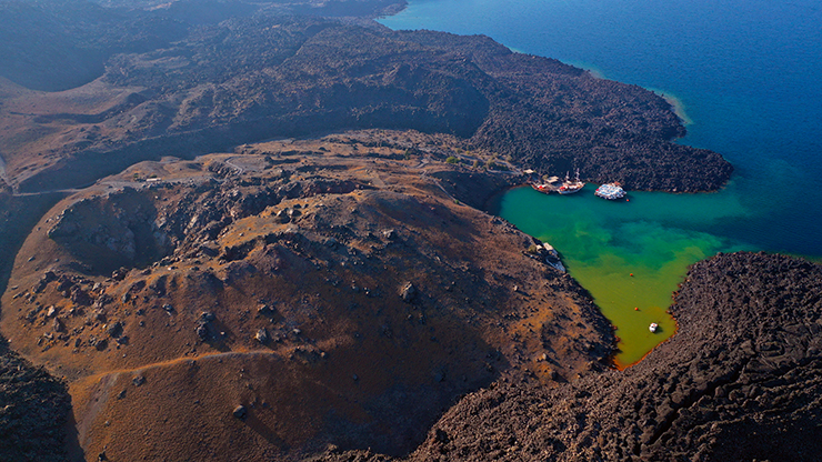 Bovenaanzicht van de krater op eiland Nea Kameni