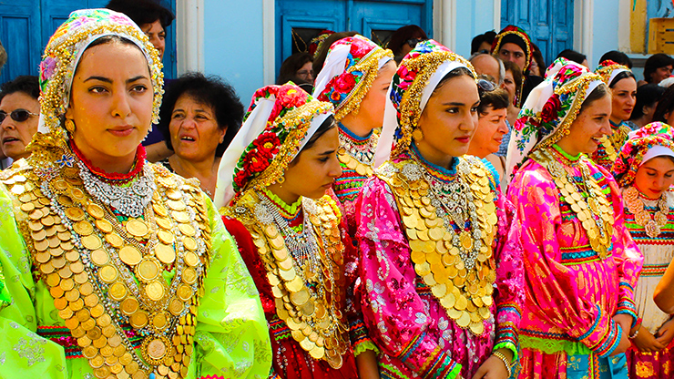 Lokale mensen van Olympos in traditionele klederdracht