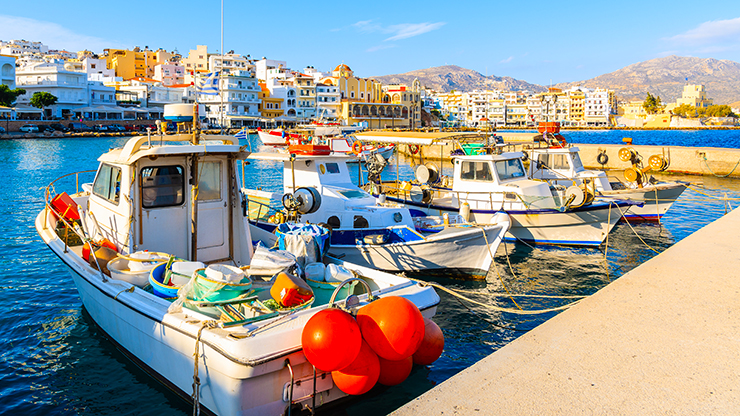 De kleurrijke haven van Pigadia, op Karpathos