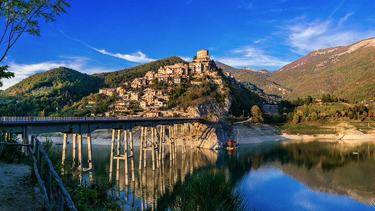Het uitzicht naar het middeleeuwse dorpje Castel di Tora 