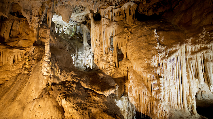 De binnenkant van de grot van Nerja