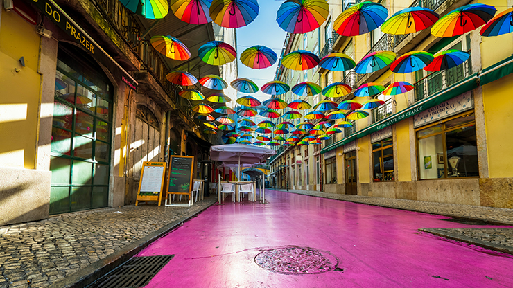 Pink Street in Lissabon met paraplu's in de lucht
