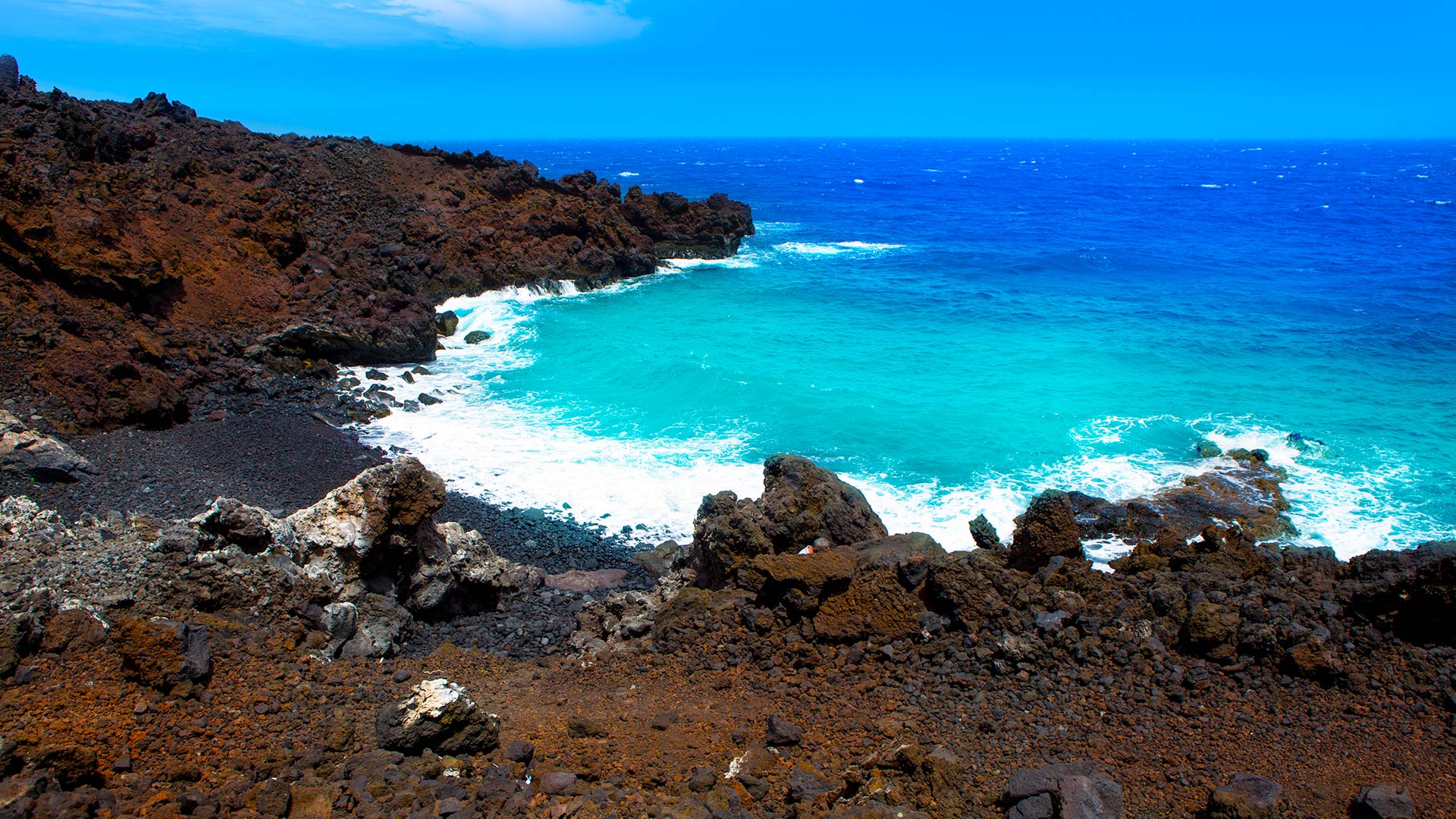 Een strand in La Palma met een woeste kust en helderblauw water