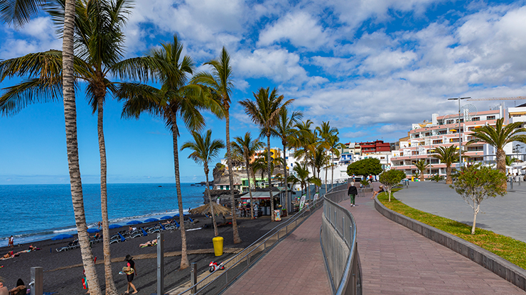 De boulevard van Puerto Naos met palmbomen