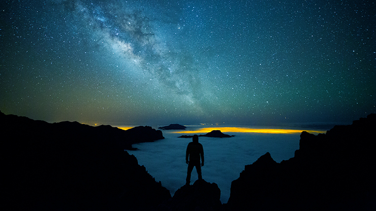 Een persoon die vanaf Parque Nacional Caldera de Taburiente naar de betoverende sterrenhemel kijkt