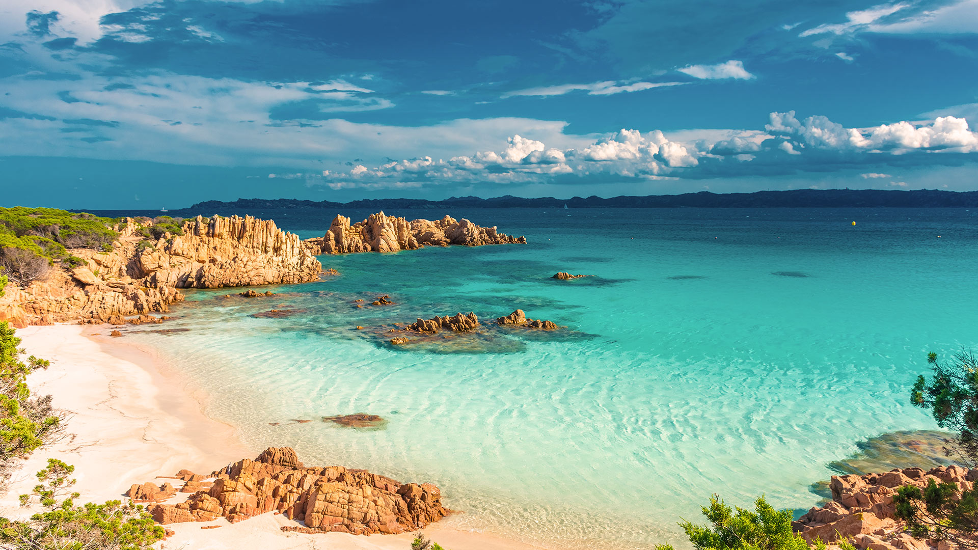 Mooie uitzichten op Sardinië, zoals dit strand met helderblauw water
