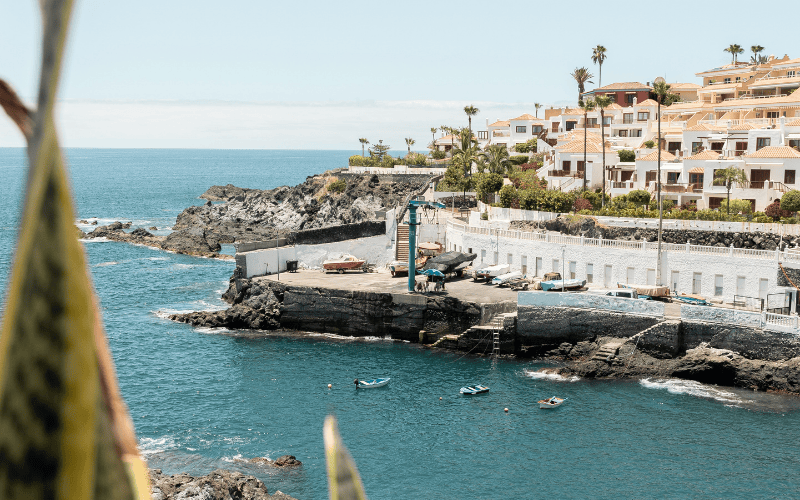 uitzicht over zee en huizen op Tenerife