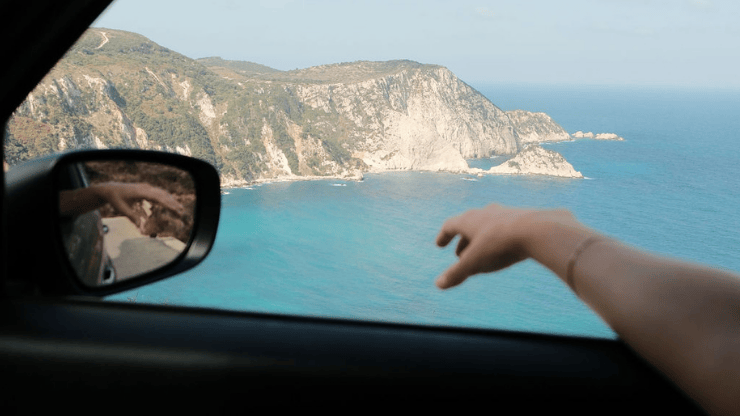 foto van auto raam met uitzicht over de zee